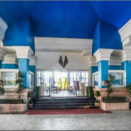 Royal Palms Hotel Mumbai Exteriör bild