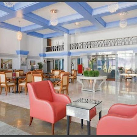 Royal Palms Hotel Mumbai Exteriör bild