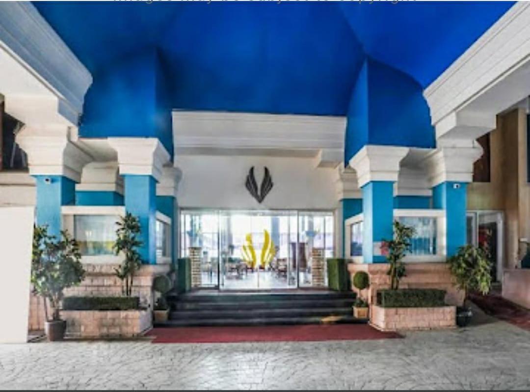 Royal Palms Hotel Mumbai Exteriör bild