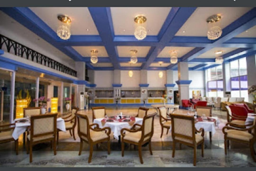 Royal Palms Hotel Mumbai Exteriör bild