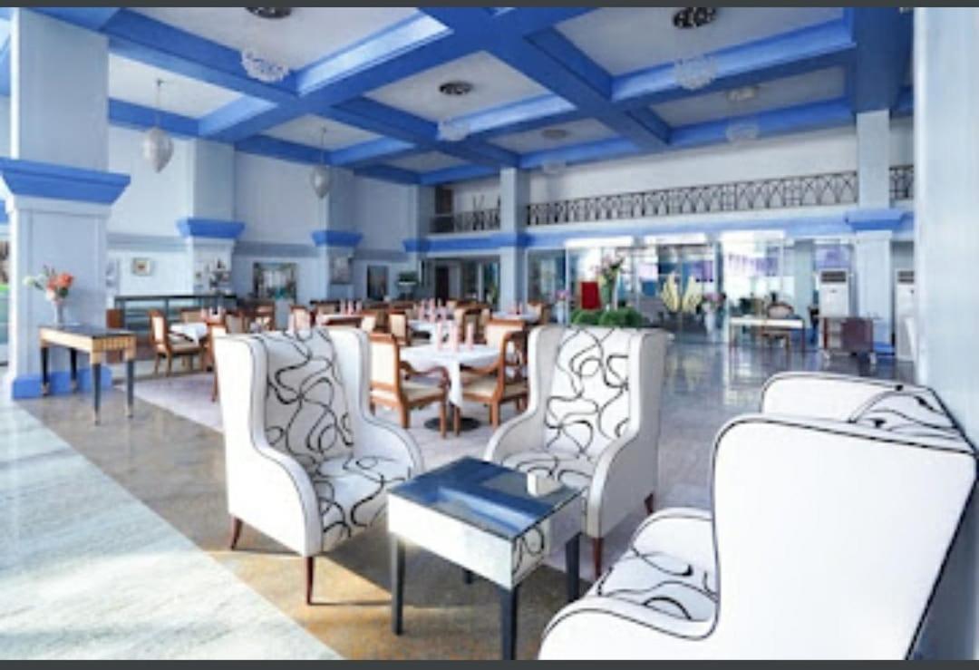 Royal Palms Hotel Mumbai Exteriör bild